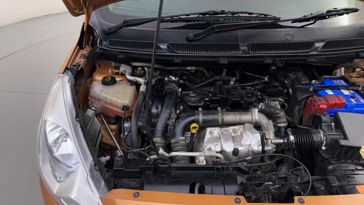 Used 2016 Ford Figo Titanium1.5 TDCi Diesel Manual engine ENGINE RIGHT SIDE HINGE & APRON VIEW