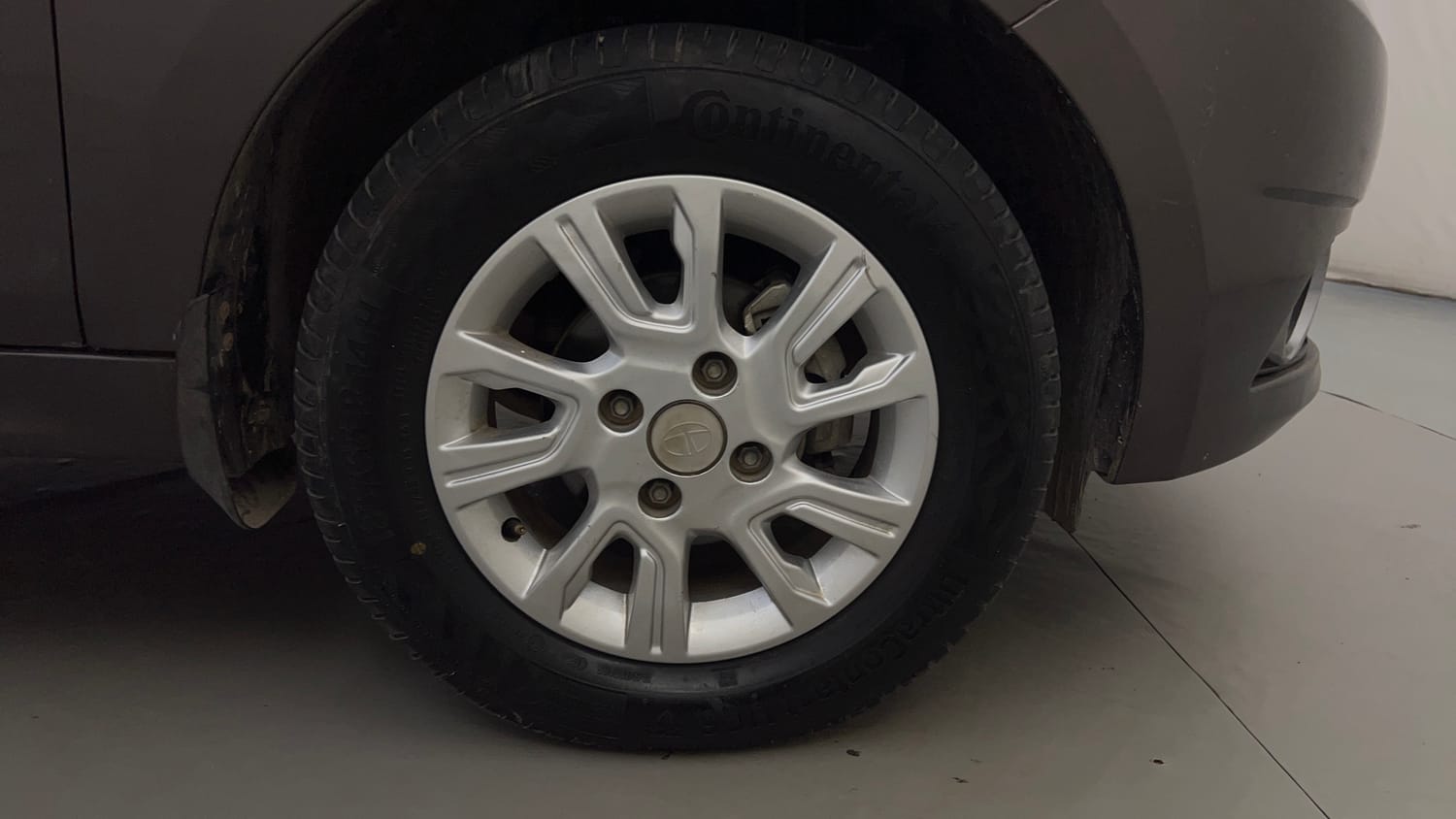 Used 2018 Tata Tiago Revotron XZA Petrol Automatic tyres RIGHT FRONT TYRE RIM VIEW