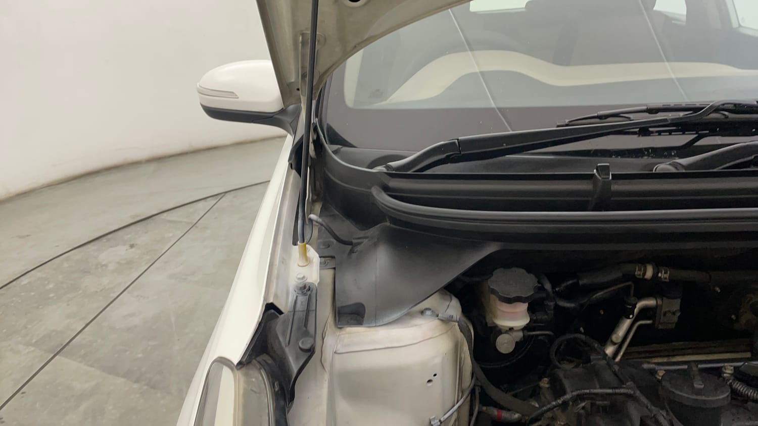Used 2019 Hyundai Elite i20 Asta 1.2 (O) Petrol Manual engine ENGINE RIGHT SIDE HINGE & APRON VIEW