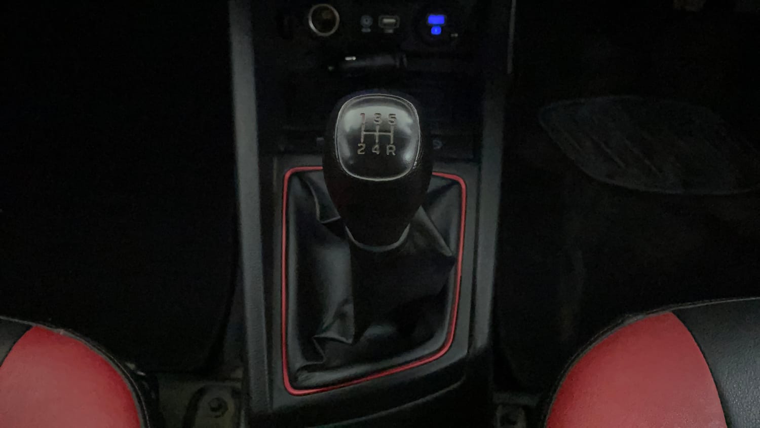 Used 2019 Hyundai Elite i20 Sportz Plus 1.2 Dual Tone Petrol Manual interior GEAR  KNOB VIEW