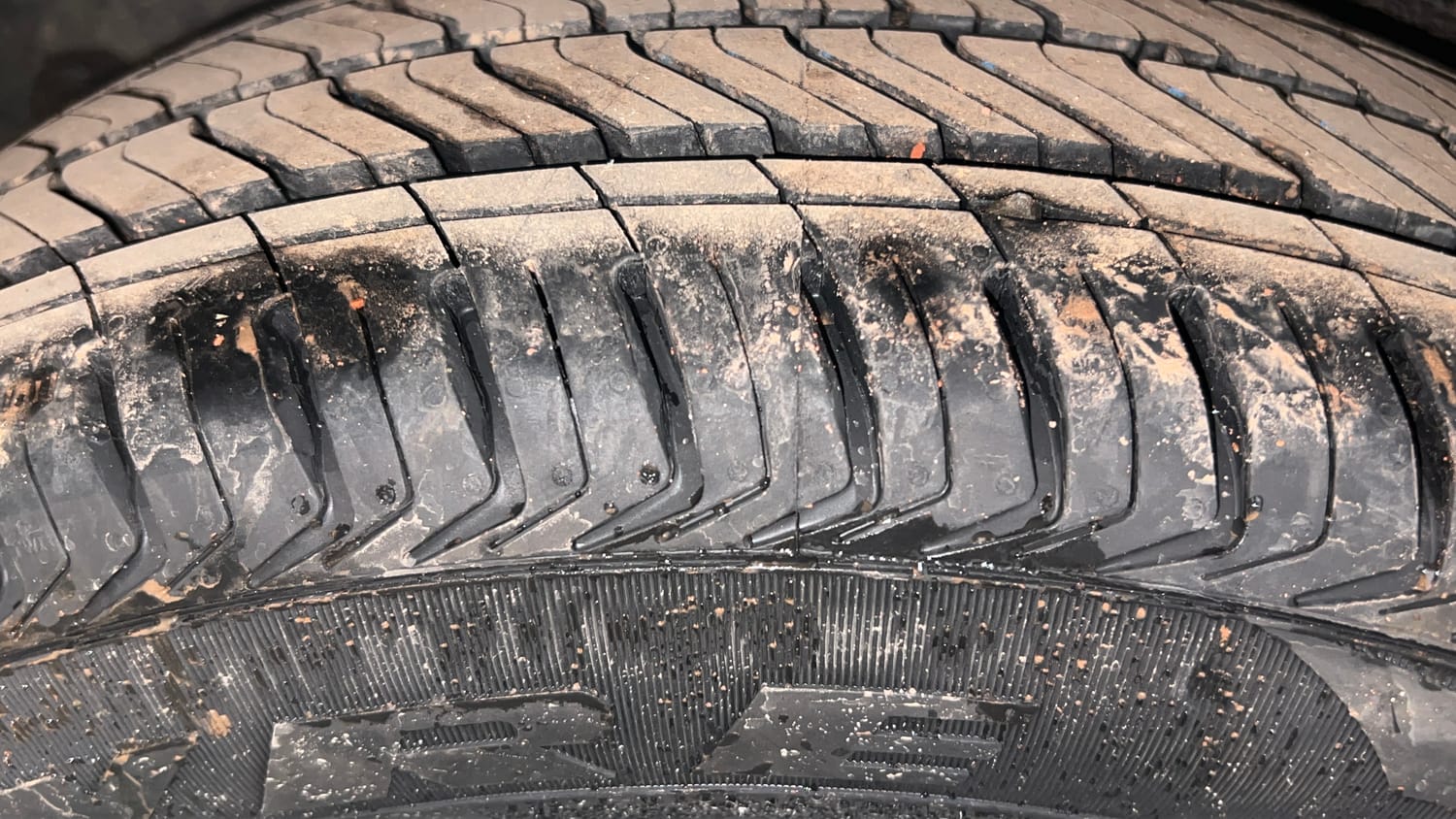 Used 2016 Maruti Suzuki Ertiga ZXI Petrol Manual tyres RIGHT REAR TYRE TREAD VIEW