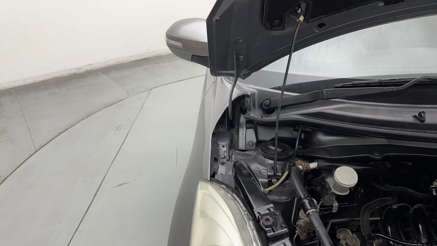 Used 2015 Maruti Suzuki Swift VXi Petrol Manual engine ENGINE RIGHT SIDE HINGE & APRON VIEW