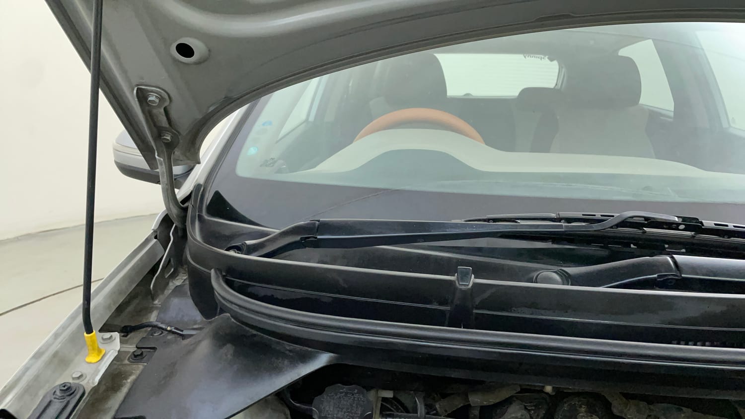 Used 2015 Hyundai Elite i20 Sportz 1.2 (O) Petrol Manual engine ENGINE RIGHT SIDE HINGE & APRON VIEW