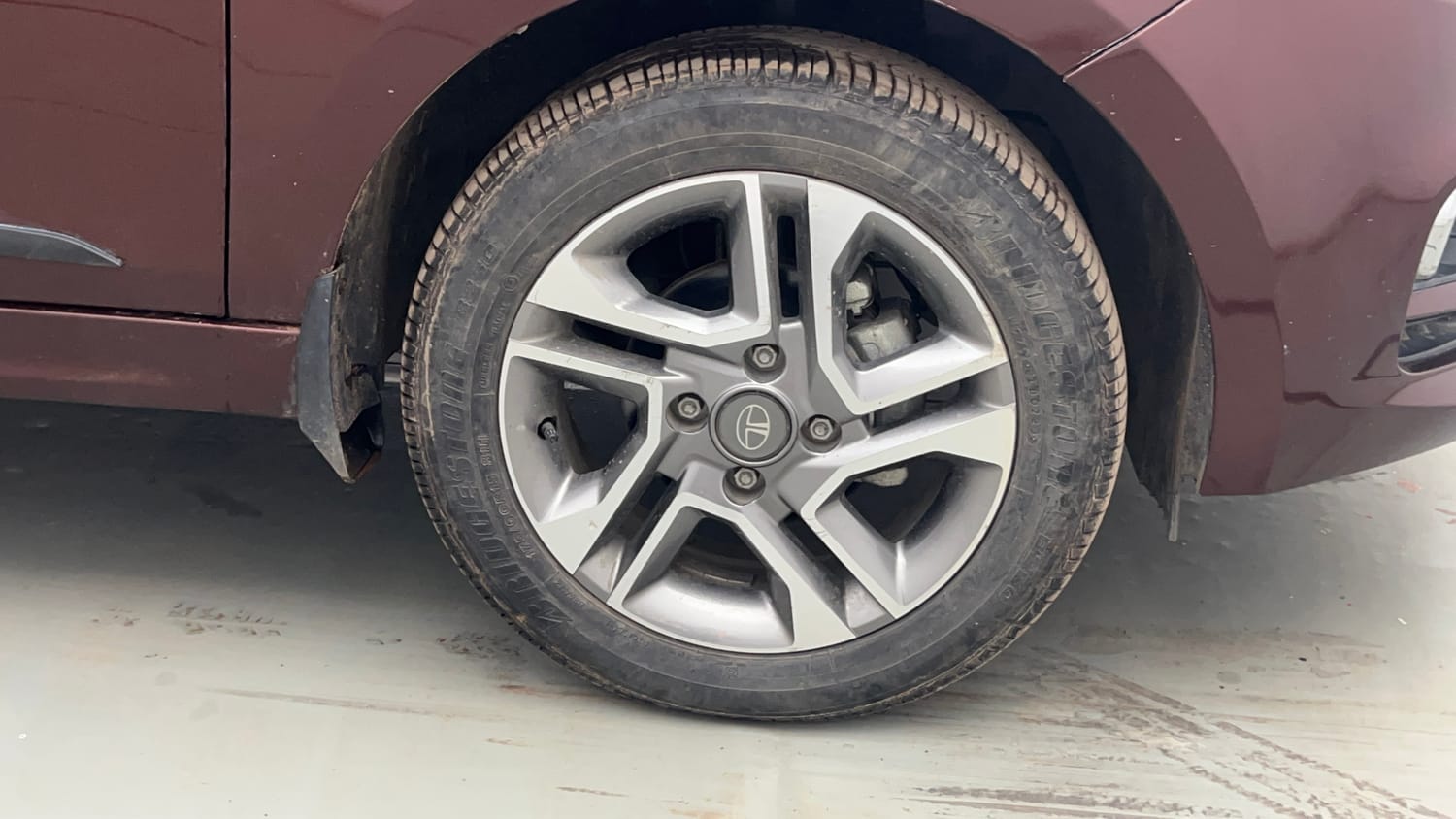 Used 2023 Tata Tigor XZA Plus Leatherette Pack Petrol Automatic tyres RIGHT FRONT TYRE RIM VIEW