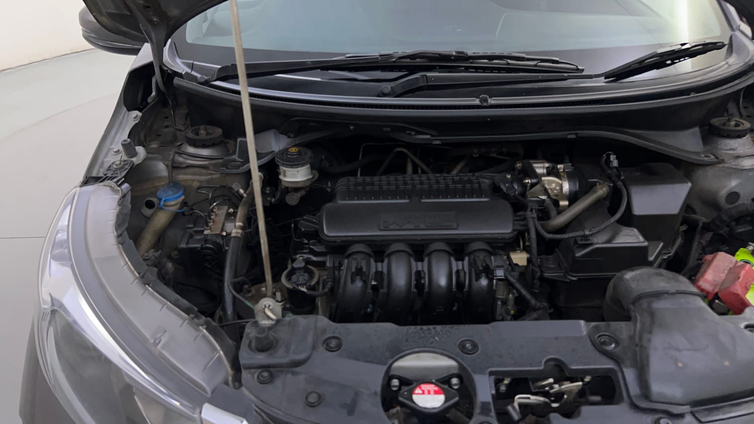 Used 2018 Honda BR-V V CVT Petrol Petrol Automatic engine ENGINE RIGHT SIDE HINGE & APRON VIEW