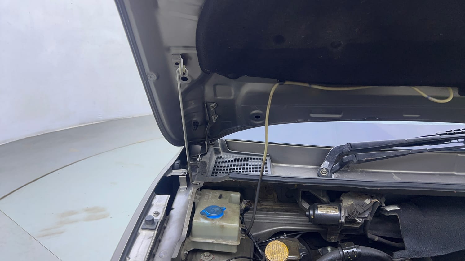 Used 2019 Renault Kwid RXT Opt Petrol Manual engine ENGINE RIGHT SIDE HINGE & APRON VIEW