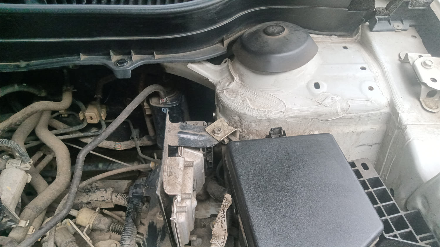 Used 2020 maruti-suzuki Vitara Brezza ZXi Plus Petrol Manual engine ENGINE LEFT SIDE HINGE & APRON VIEW