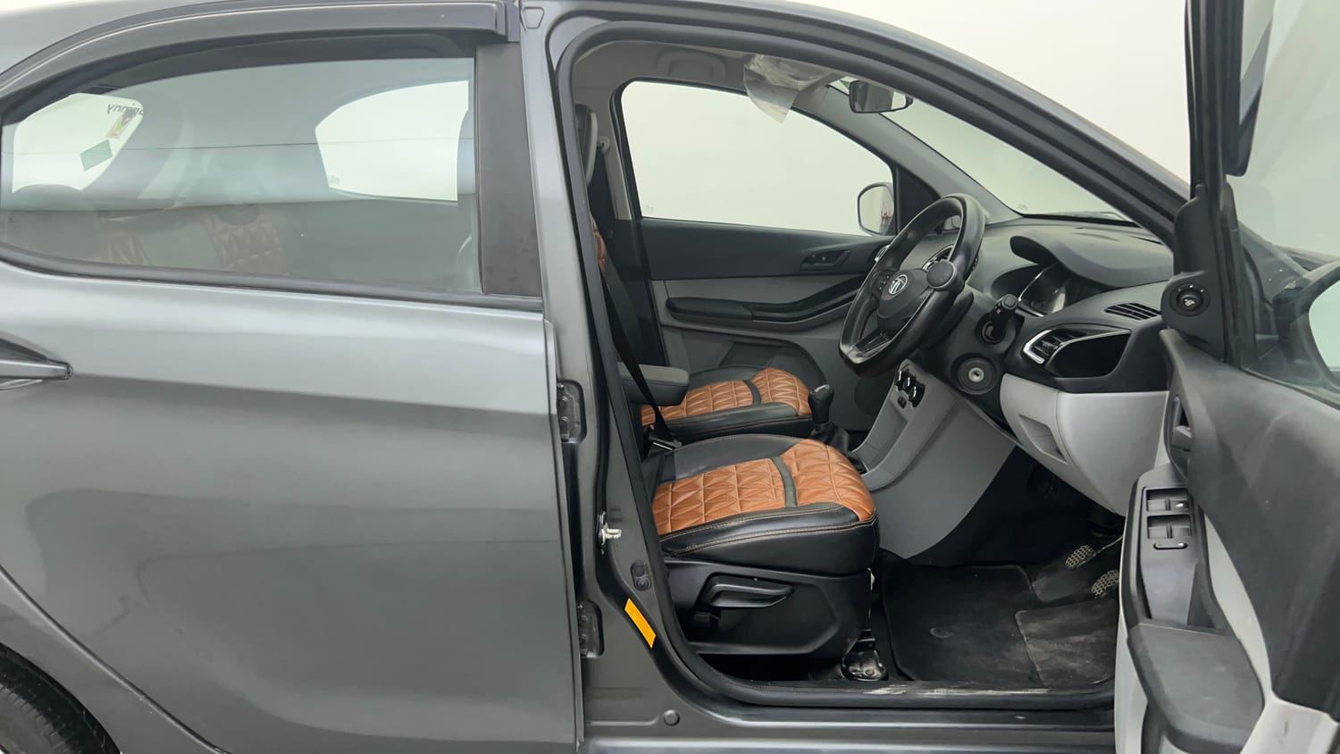 Used 2022 Tata Tiago XT CNG Cng Manual interior RIGHT SIDE FRONT DOOR CABIN VIEW
