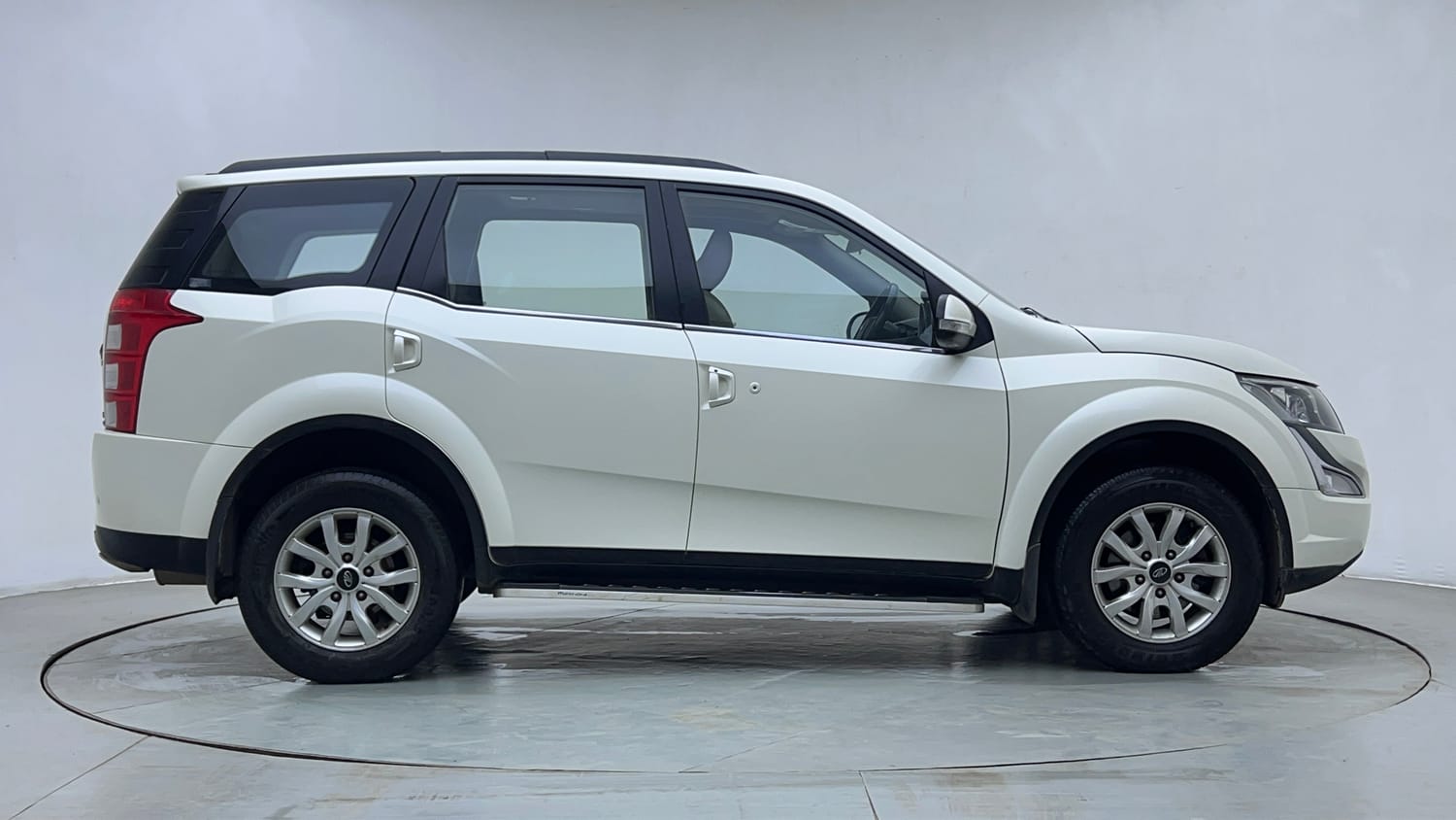 Used 2016 Mahindra XUV500 W10 AT Diesel Automatic exterior RIGHT SIDE VIEW