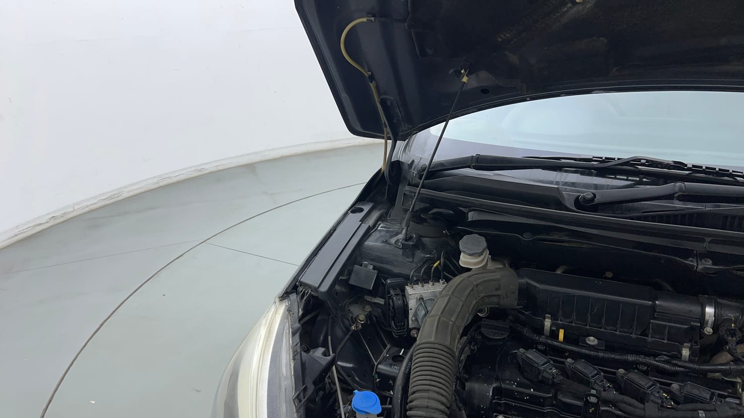 Used 2020 Maruti Suzuki Ciaz Alpha 1.5 AT Petrol Automatic engine ENGINE RIGHT SIDE HINGE & APRON VIEW