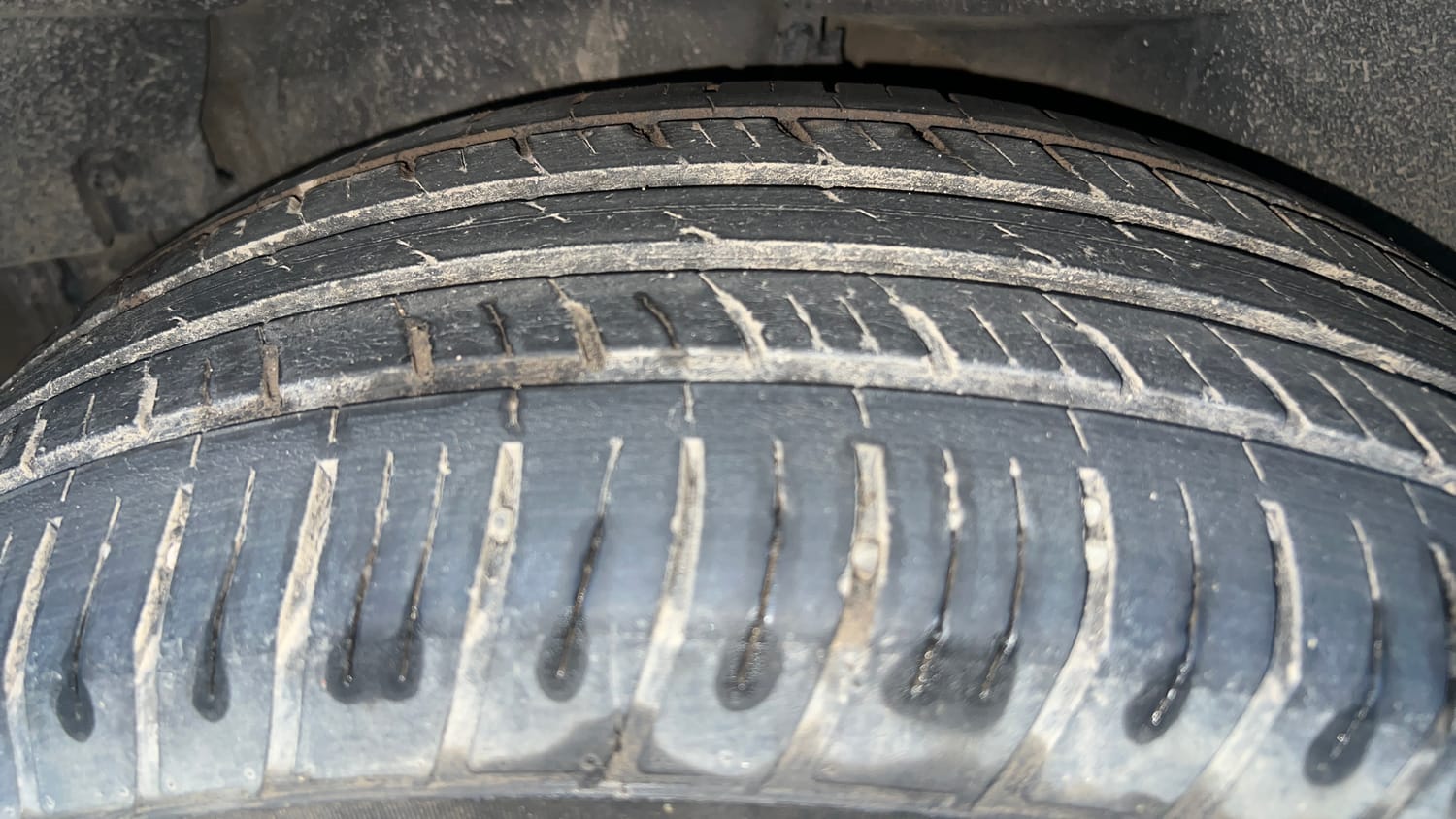 Used 2016 Mahindra XUV500 W10 AT Diesel Automatic tyres RIGHT REAR TYRE TREAD VIEW