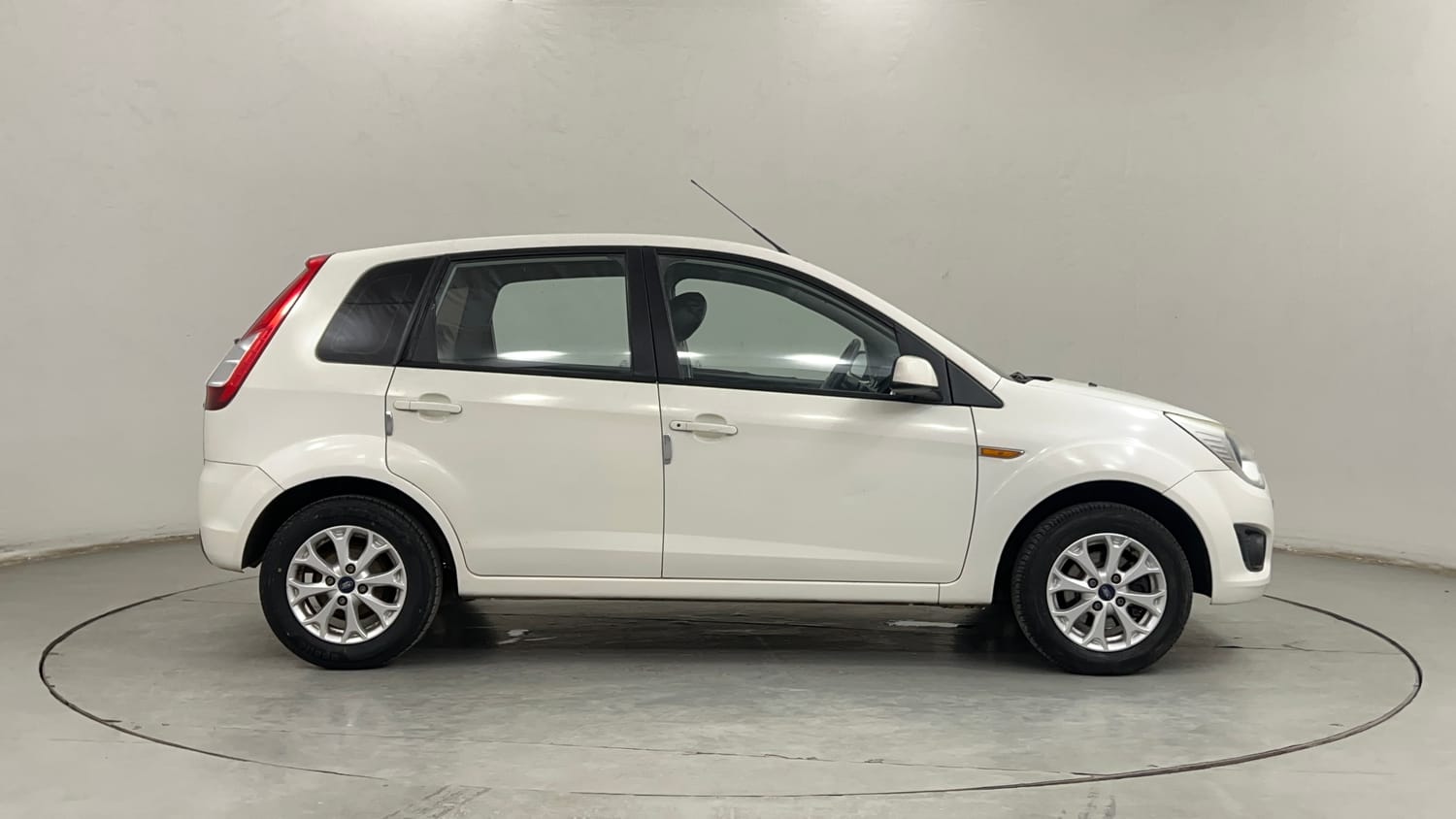 Used 2013 Ford Figo Duratec Petrol Titanium 1.2 Petrol Manual exterior RIGHT SIDE VIEW