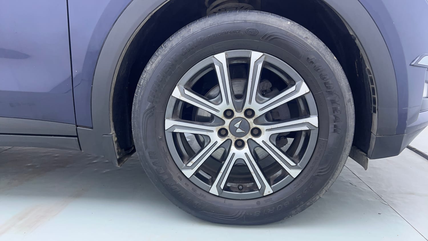 Used 2021 Mahindra XUV700 AX 7 Petrol AT Luxury Pack 7 STR Petrol Automatic tyres RIGHT FRONT TYRE RIM VIEW
