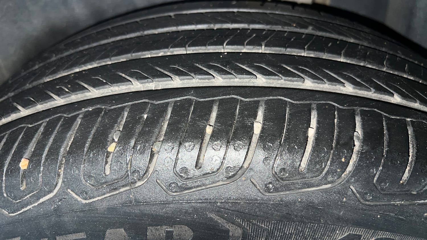 Used 2022 Volkswagen Taigun Topline 1.0 TSI AT Petrol Automatic tyres LEFT REAR TYRE TREAD VIEW
