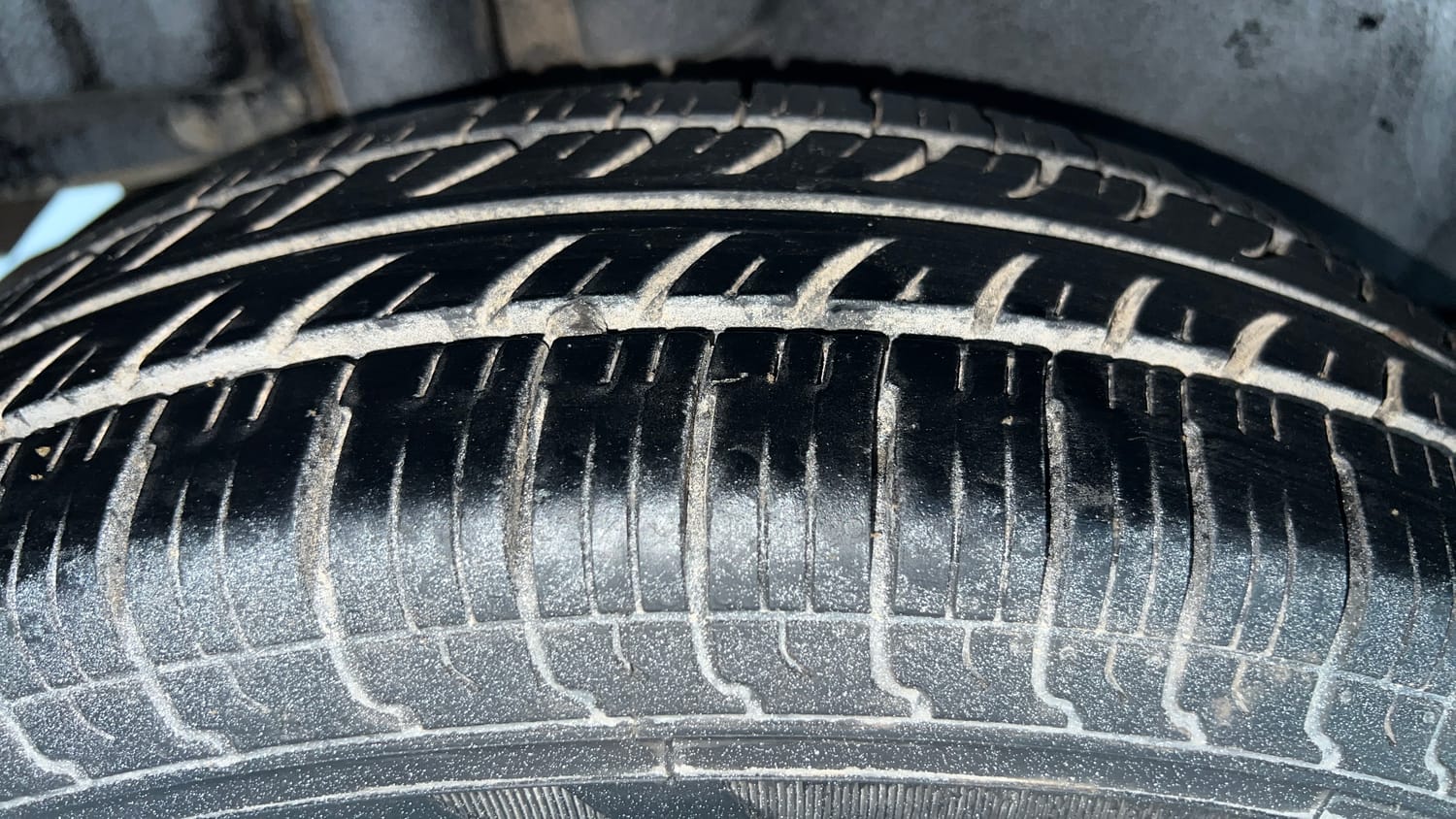 Used 2015 Maruti Suzuki Swift Lxi (O) Petrol Manual tyres RIGHT REAR TYRE TREAD VIEW