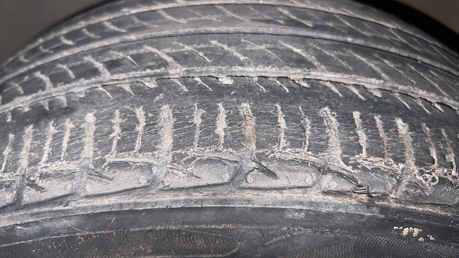 Used 2016 Volkswagen Ameo Highline1.2L (P) Petrol Manual tyres LEFT FRONT TYRE TREAD VIEW