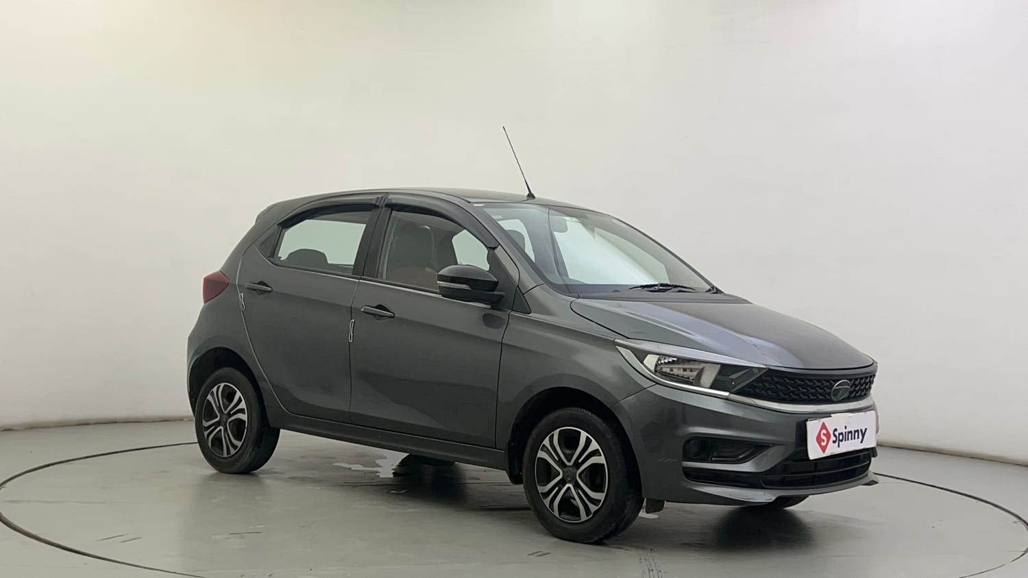 Used 2022 Tata Tiago XT CNG Cng Manual exterior RIGHT FRONT CORNER VIEW