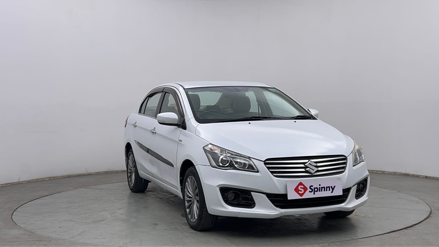 Used 2015 Maruti Suzuki Ciaz ZXI+ Petrol Manual exterior RIGHT FRONT CORNER VIEW