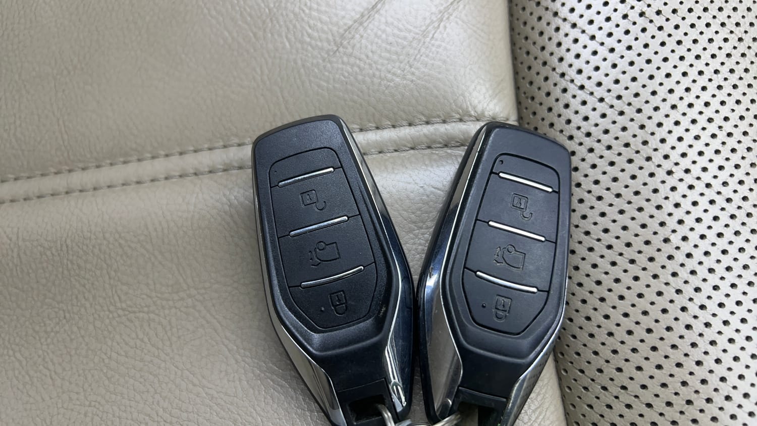 Used 2016 Mahindra XUV500 W10 AT Diesel Automatic extra CAR KEY VIEW