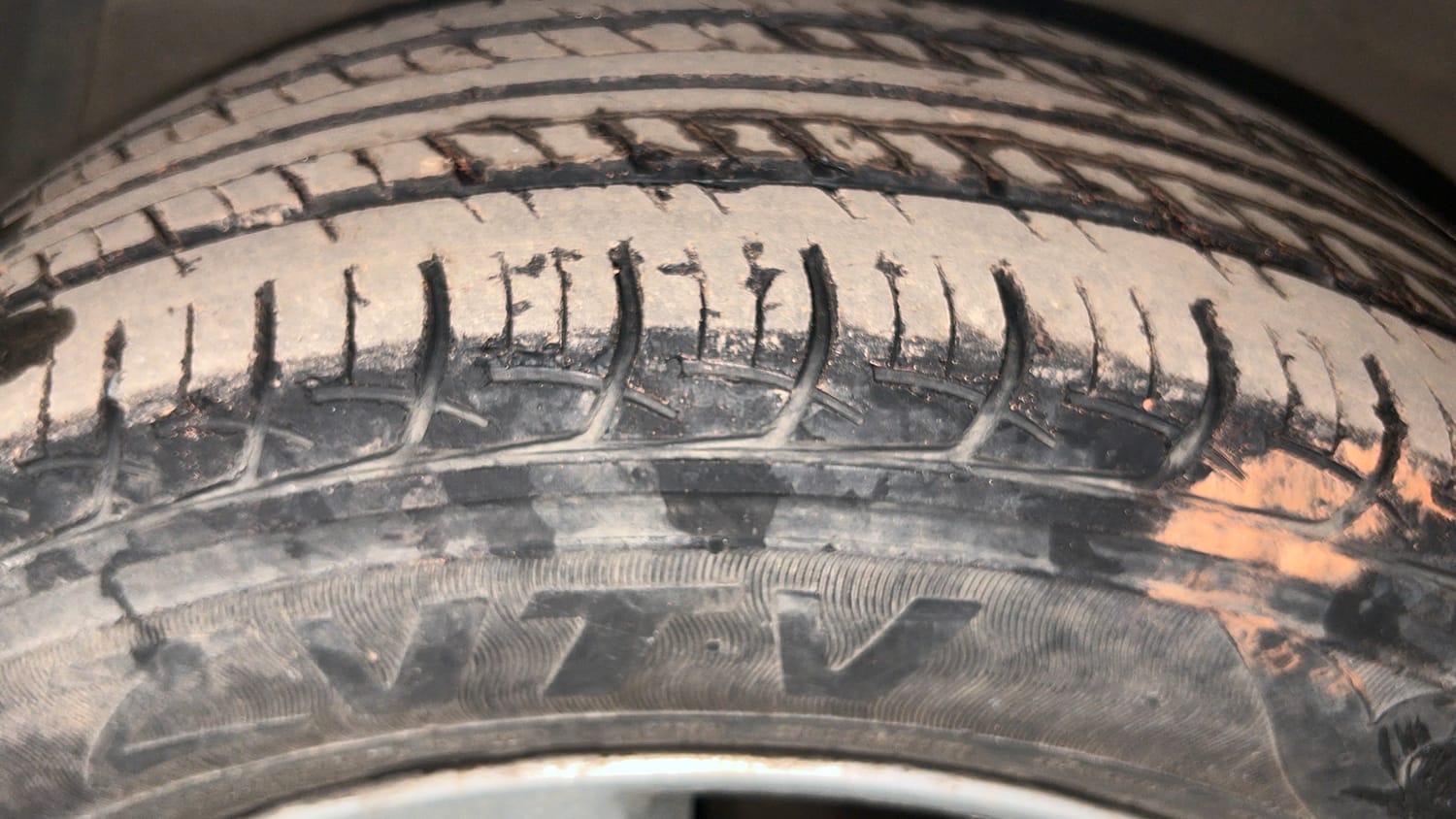Used 2016 Maruti Suzuki Ertiga ZXI Petrol Manual tyres LEFT FRONT TYRE TREAD VIEW
