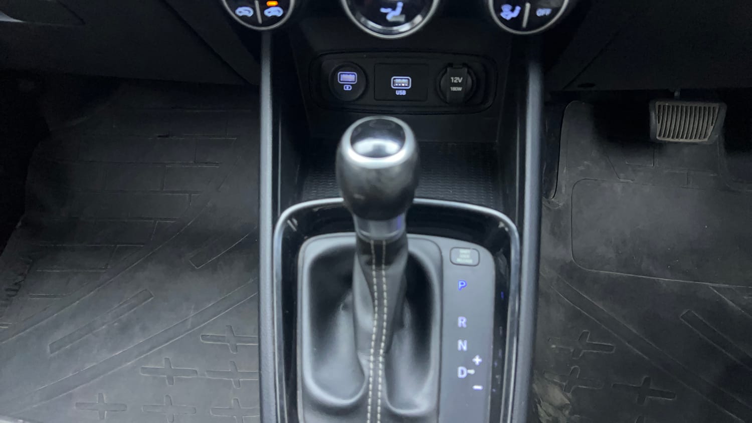Used 2019 Hyundai Venue SX Plus 1.0 Turbo DCT Dual Tone Petrol Automatic interior GEAR  KNOB VIEW
