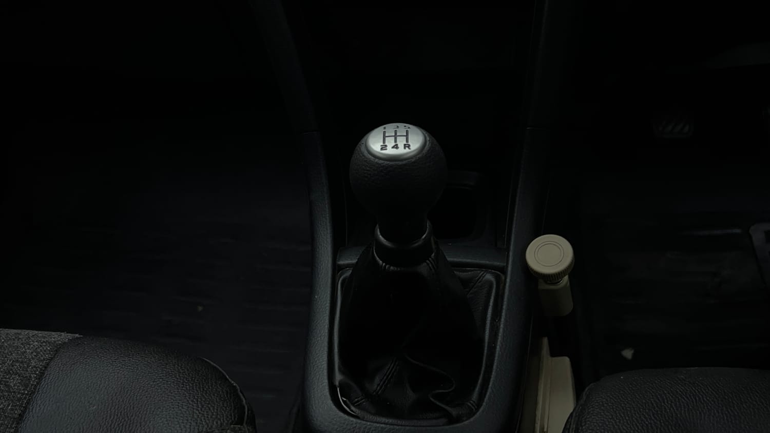 Used 2015 Maruti Suzuki Swift Lxi (O) Petrol Manual interior GEAR  KNOB VIEW