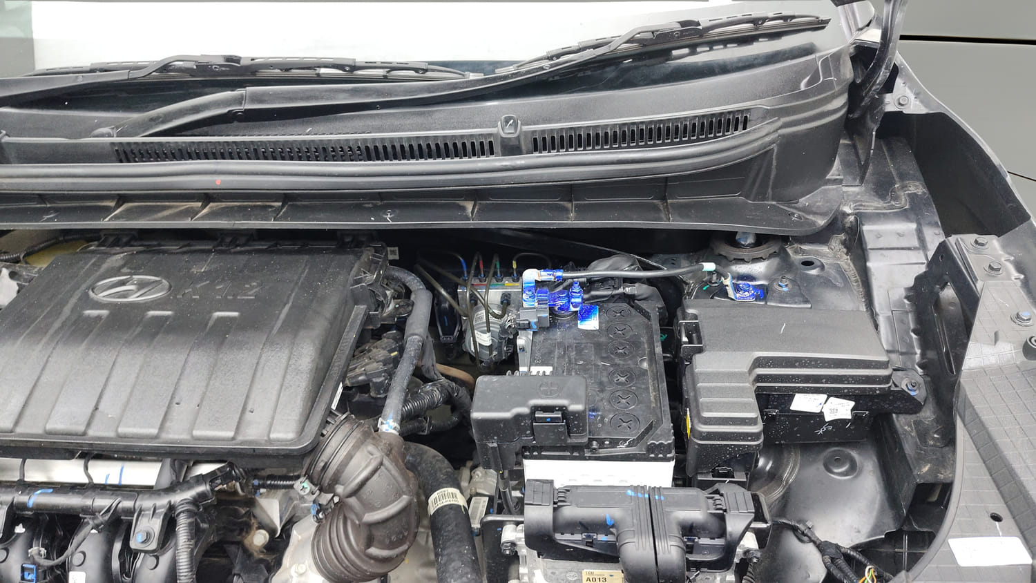 Used 2025 Hyundai Exter SX (O) Connect 1.2 AMT Knight Edition Petrol Automatic engine ENGINE LEFT SIDE VIEW