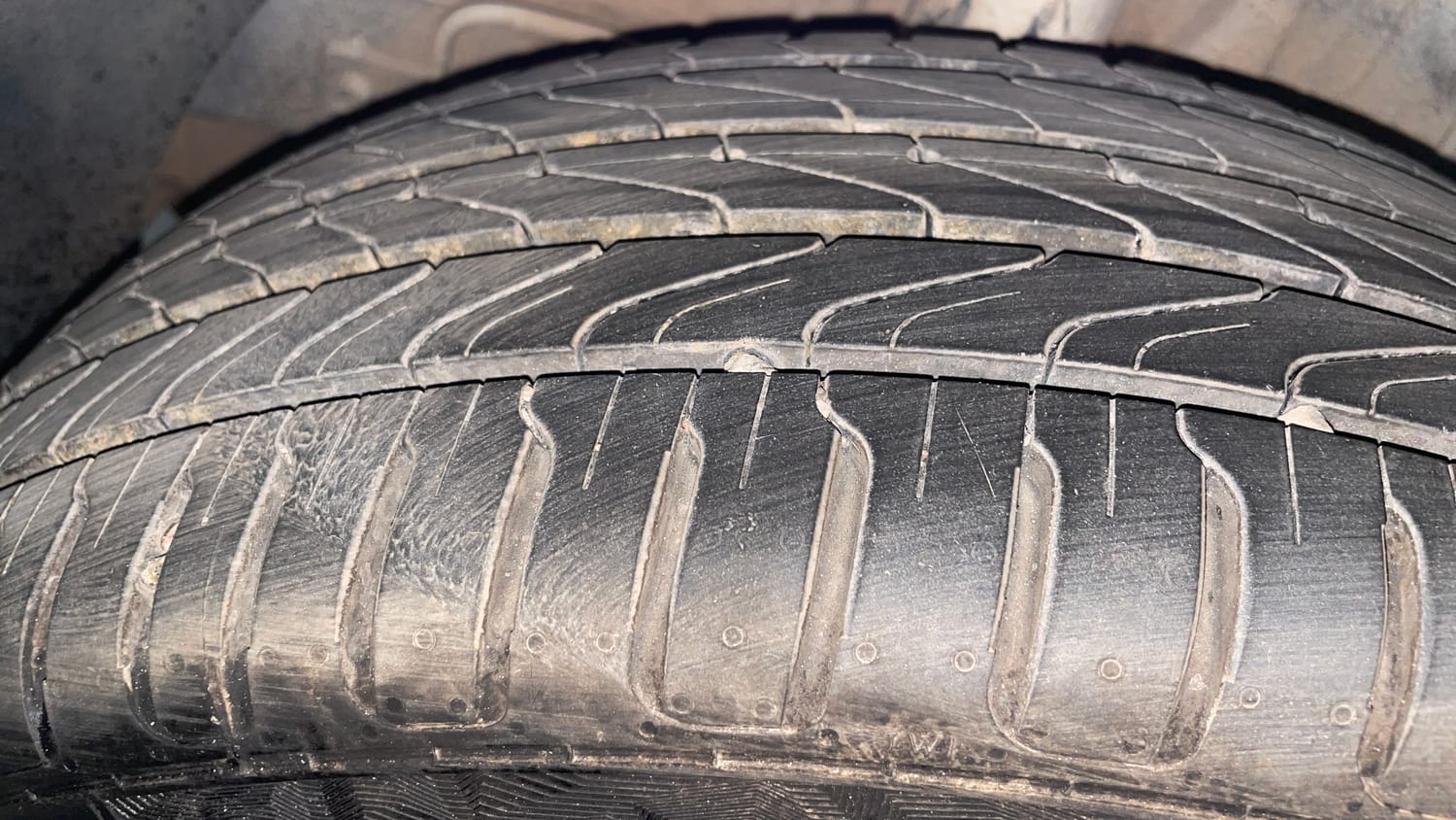 Used 2019 Hyundai Elite i20 Sportz Plus 1.2 Dual Tone Petrol Manual tyres RIGHT REAR TYRE TREAD VIEW