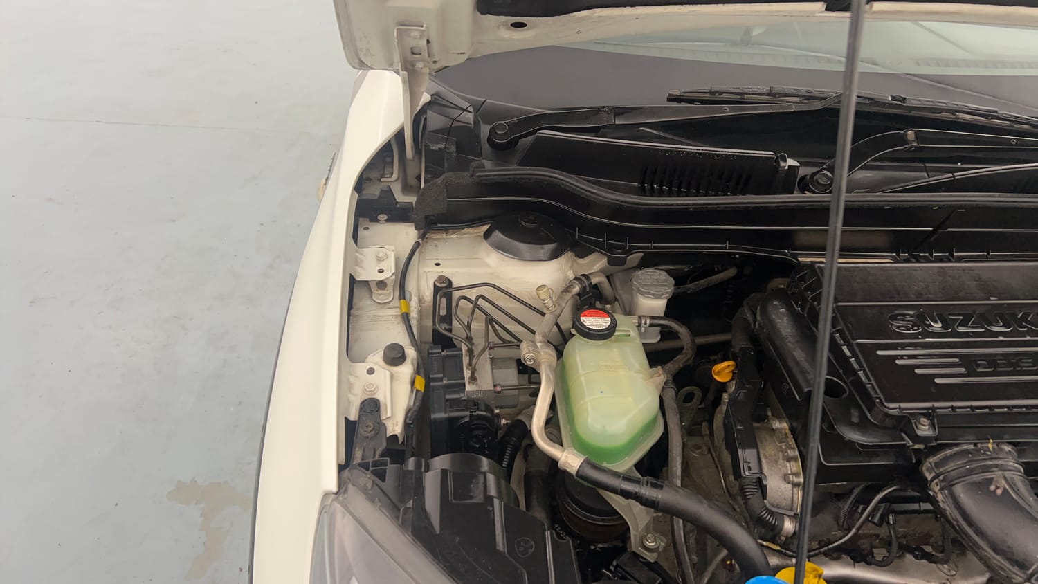 Used 2017 Maruti Suzuki Vitara Brezza LDi (O) Diesel Manual engine ENGINE RIGHT SIDE HINGE & APRON VIEW