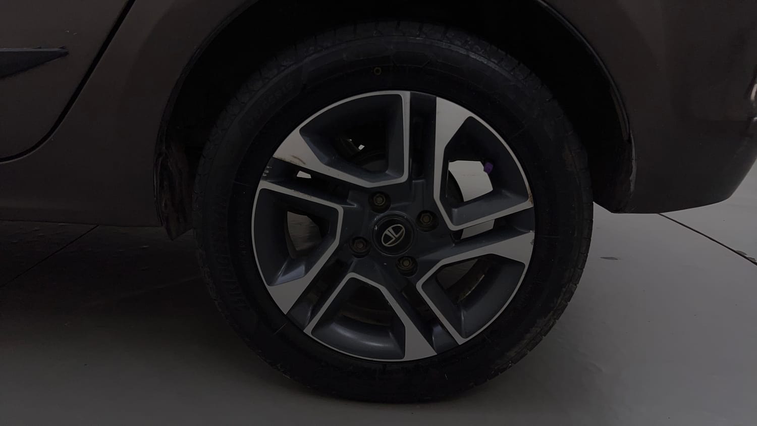 Used 2018 Tata Tigor Revotron XZA Petrol Automatic tyres LEFT REAR TYRE RIM VIEW