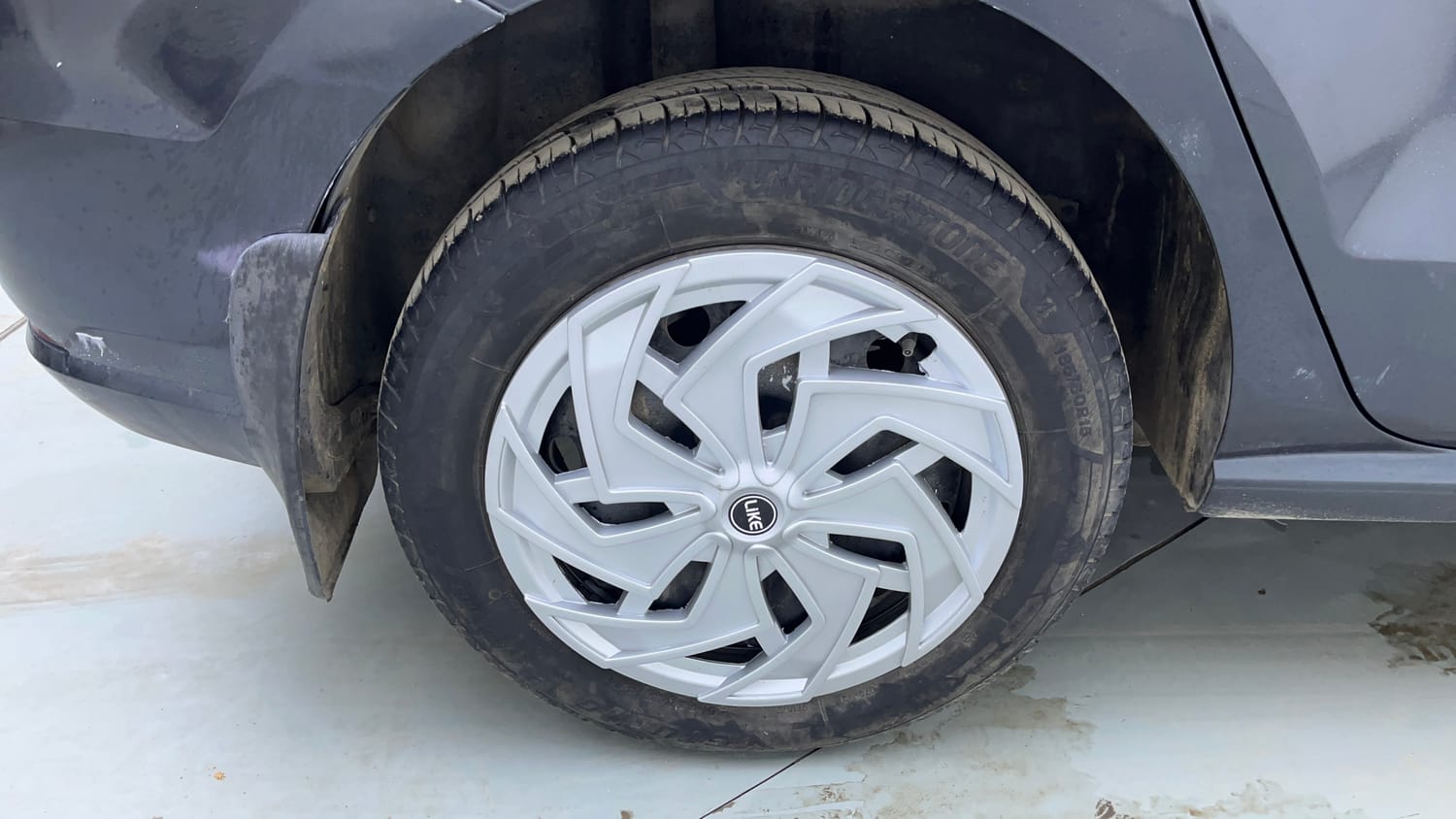 Used 2018 Volkswagen Ameo Comfortline 1.0L (P) Petrol Manual tyres RIGHT REAR TYRE RIM VIEW