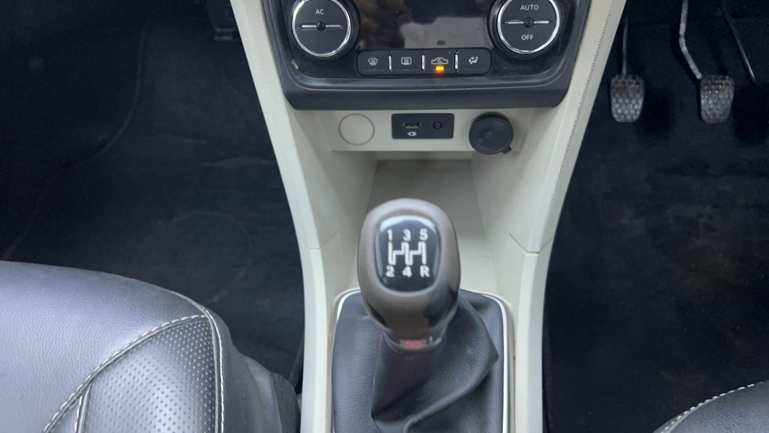 Used 2022 Tata Tigor XZ Plus CNG Cng Manual interior GEAR  KNOB VIEW
