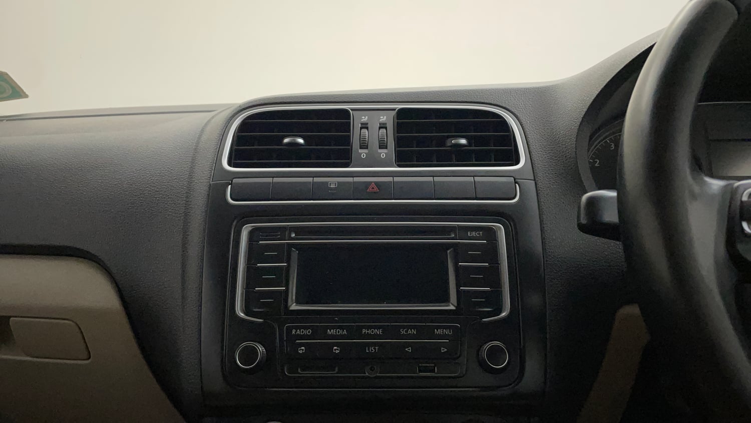 Used 2014 Volkswagen Polo Highline1.2L (P) Petrol Manual top_features Integrated (in-dash) music system