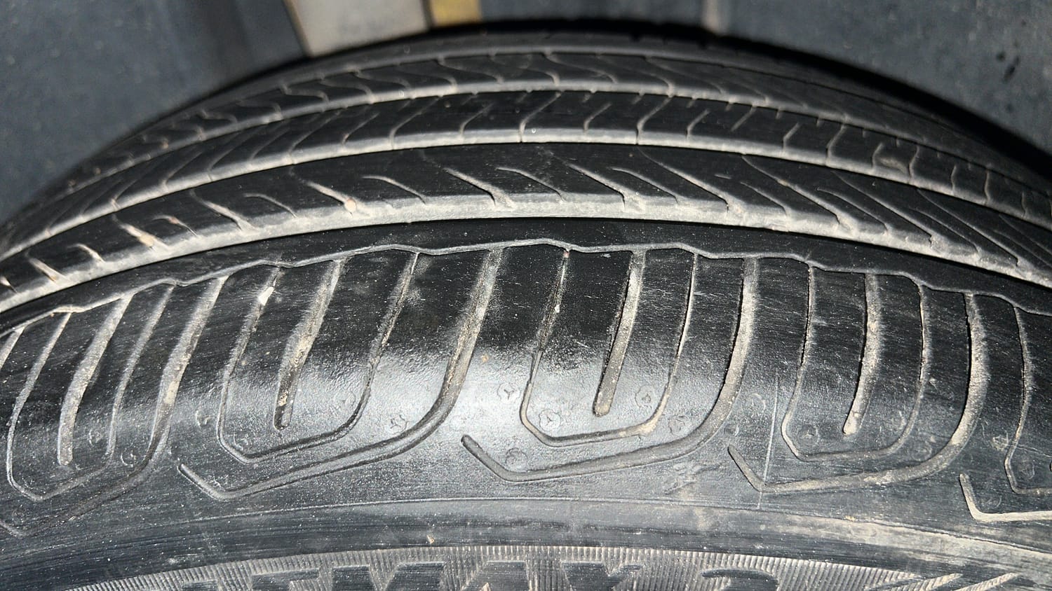 Used 2022 Volkswagen Taigun Topline 1.0 TSI AT Petrol Automatic tyres RIGHT REAR TYRE TREAD VIEW