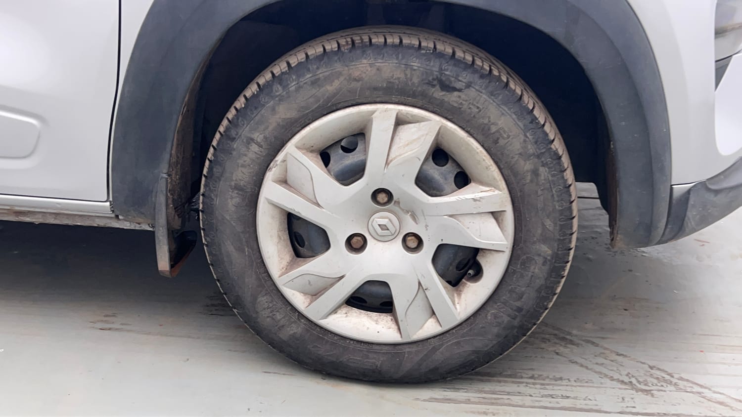 Used 2020 Renault Kwid RXL Petrol Manual tyres RIGHT FRONT TYRE RIM VIEW