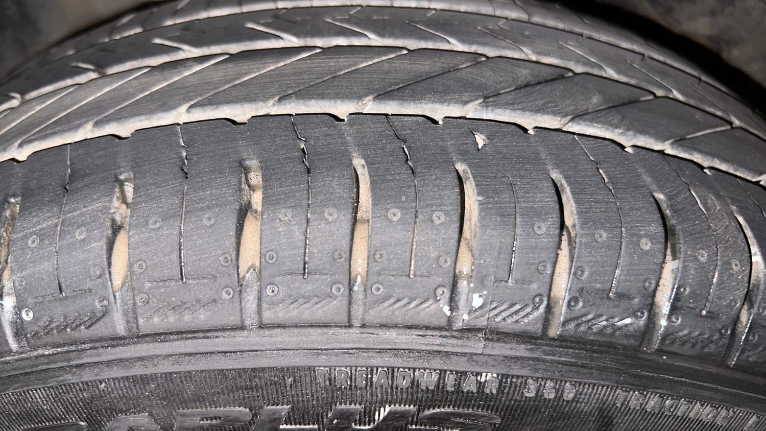 Used 2016 Ford Figo Titanium1.5 TDCi Diesel Manual tyres RIGHT REAR TYRE TREAD VIEW