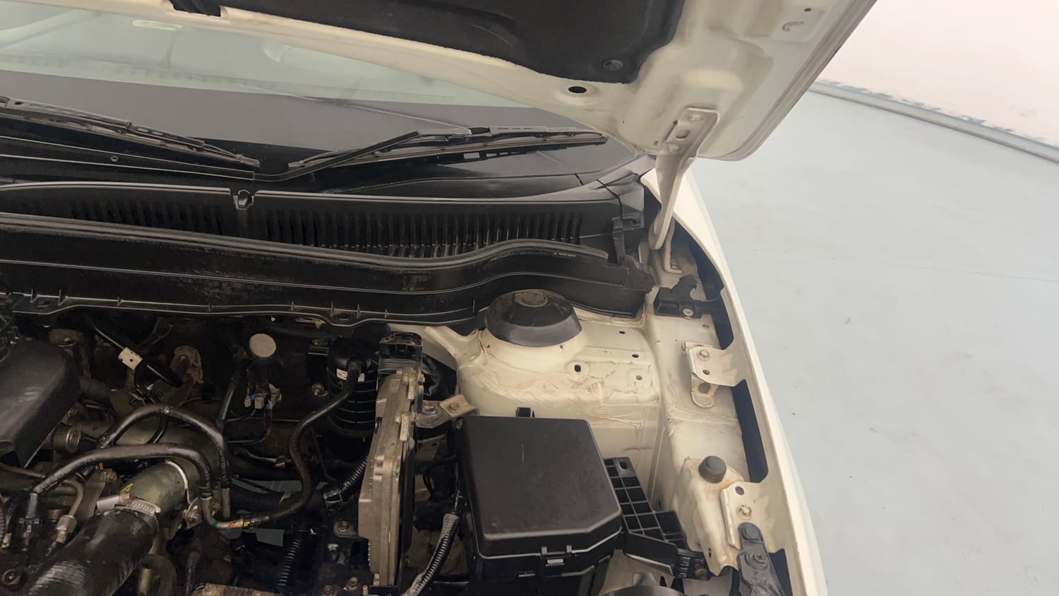 Used 2017 Maruti Suzuki Vitara Brezza LDi (O) Diesel Manual engine ENGINE LEFT SIDE HINGE & APRON VIEW