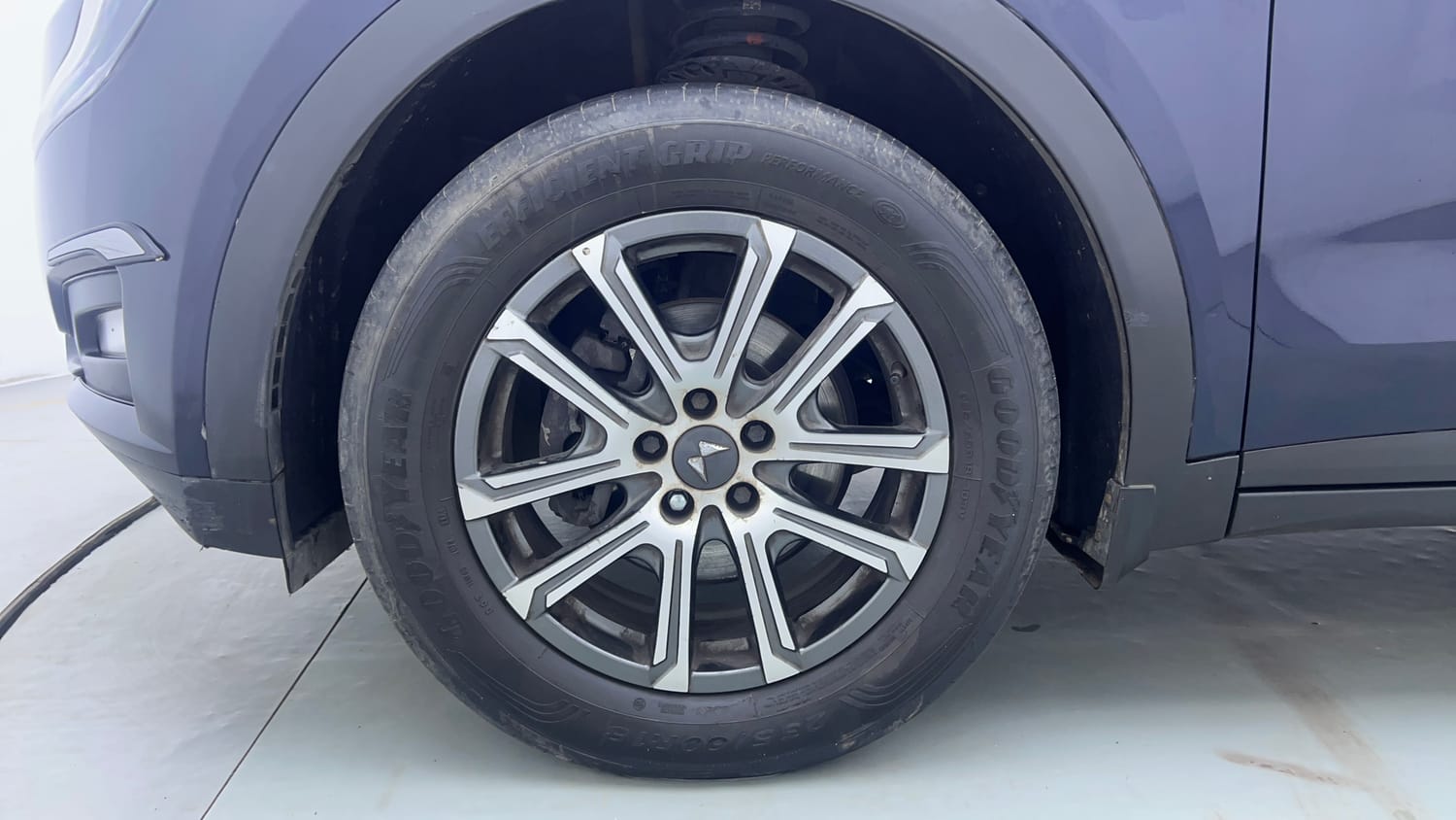 Used 2021 Mahindra XUV700 AX 7 Petrol AT Luxury Pack 7 STR Petrol Automatic tyres LEFT FRONT TYRE RIM VIEW
