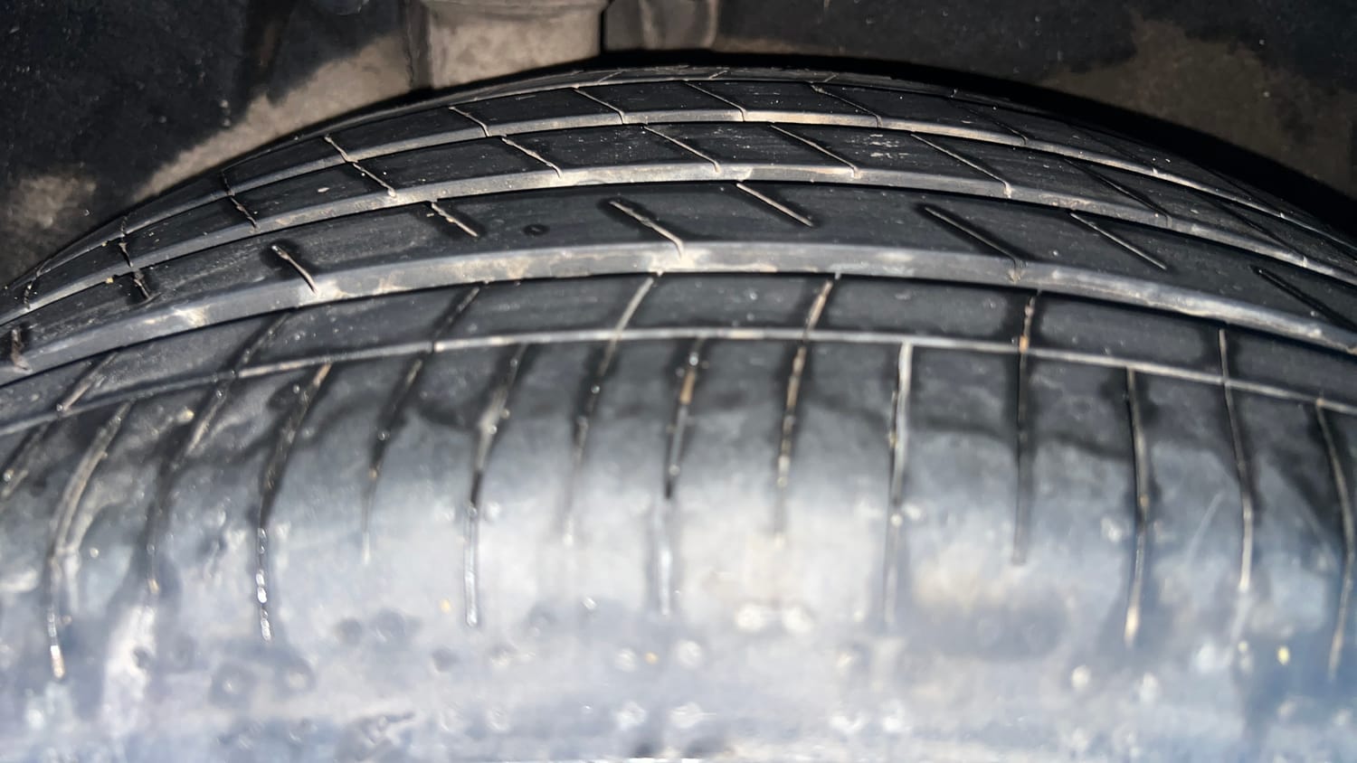 Used 2021 Mahindra XUV700 AX 7 Petrol AT Luxury Pack 7 STR Petrol Automatic tyres RIGHT REAR TYRE TREAD VIEW