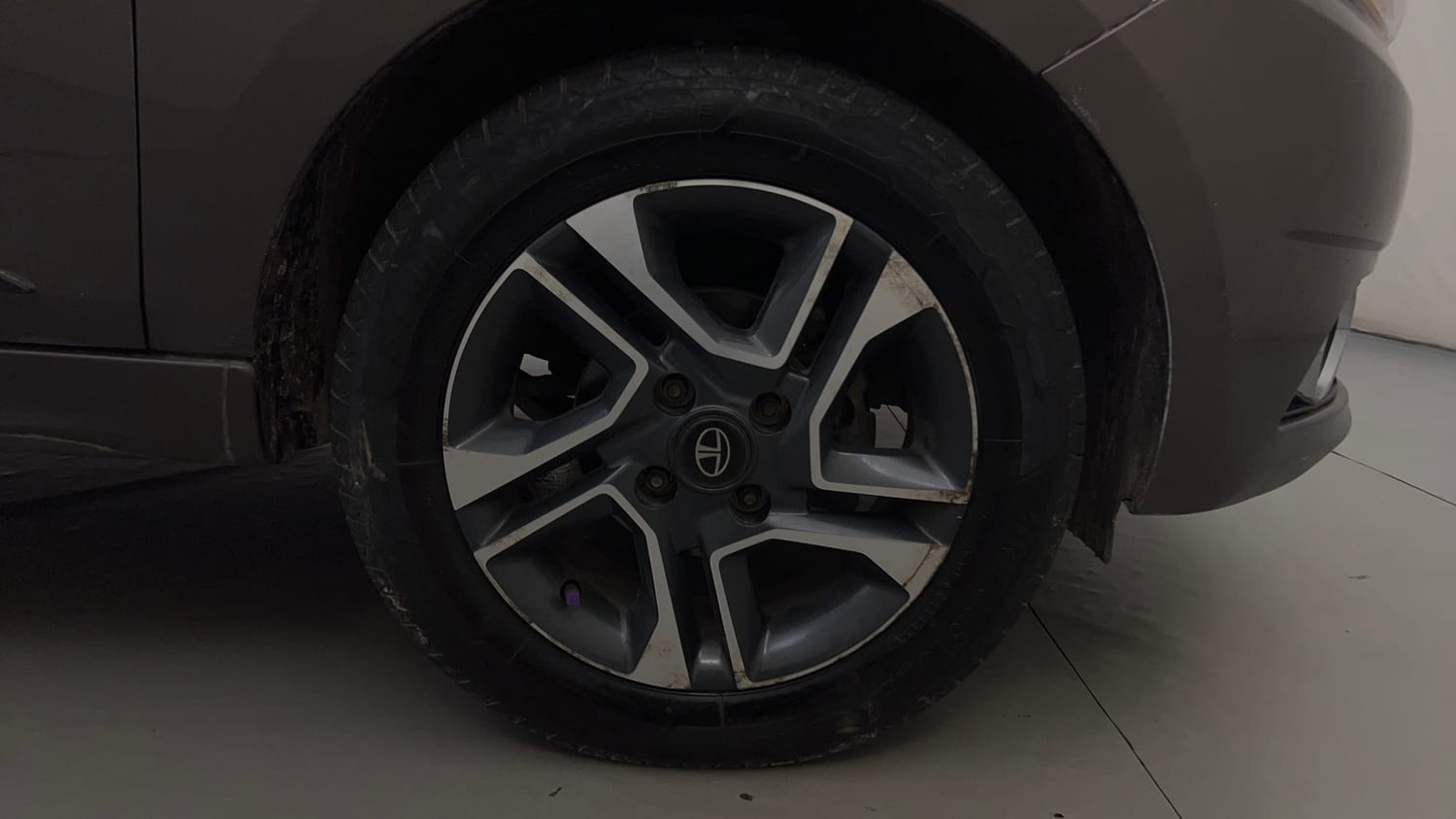 Used 2018 Tata Tigor Revotron XZA Petrol Automatic tyres RIGHT FRONT TYRE RIM VIEW