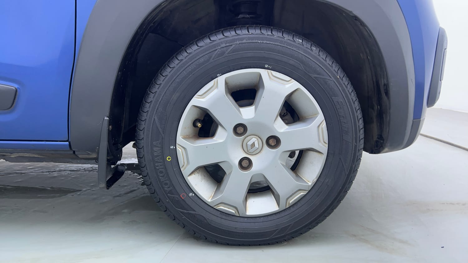 Used 2017 Renault Kwid CLIMBER 1.0 AMT Petrol Automatic tyres RIGHT FRONT TYRE RIM VIEW