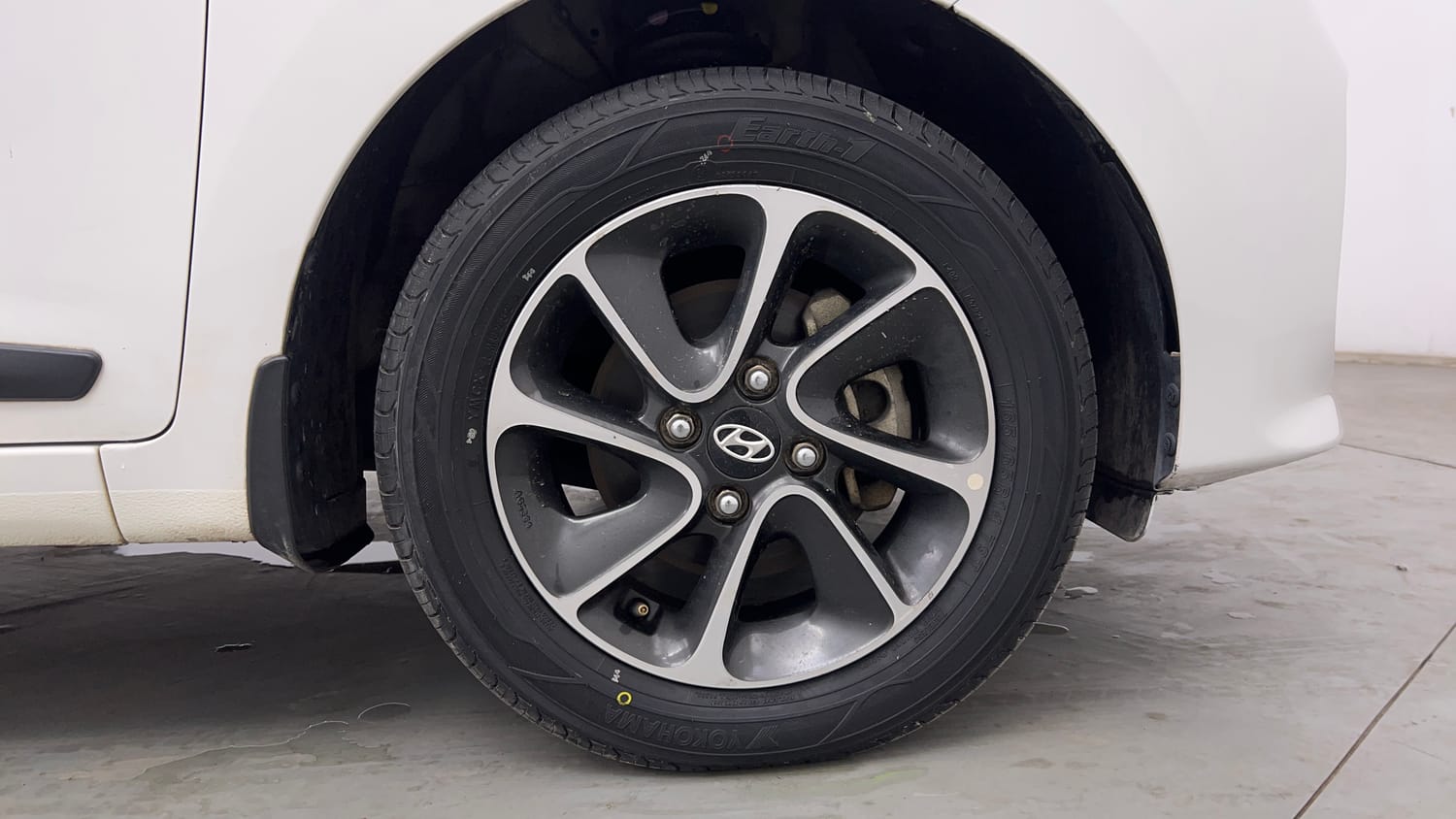 Used 2017 Hyundai Grand i10 Asta 1.2 Kappa VTVT Petrol Manual tyres RIGHT FRONT TYRE RIM VIEW