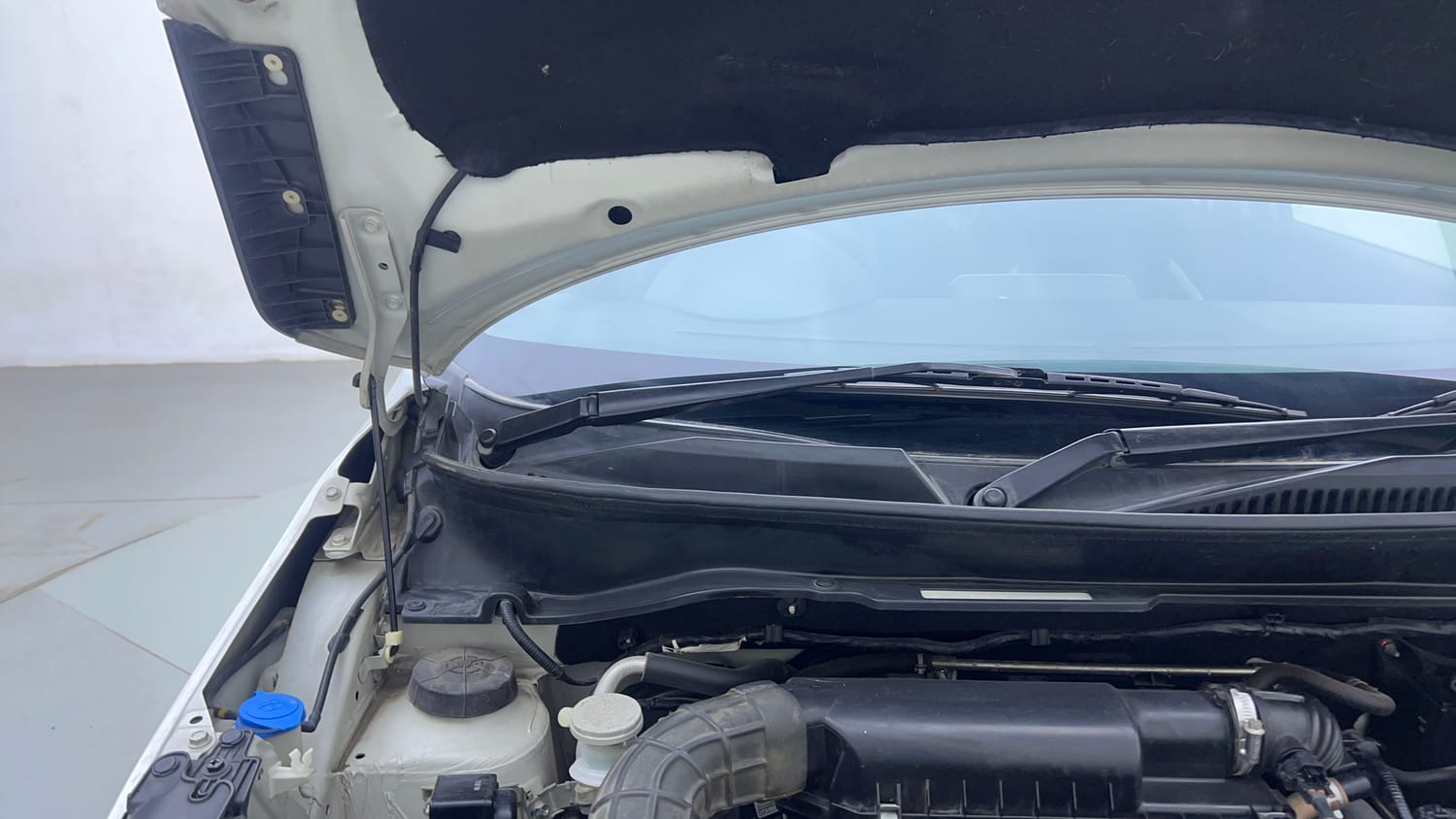 Used 2021 Maruti Suzuki Ignis Zeta 1.2 MT Petrol Manual engine ENGINE RIGHT SIDE HINGE & APRON VIEW