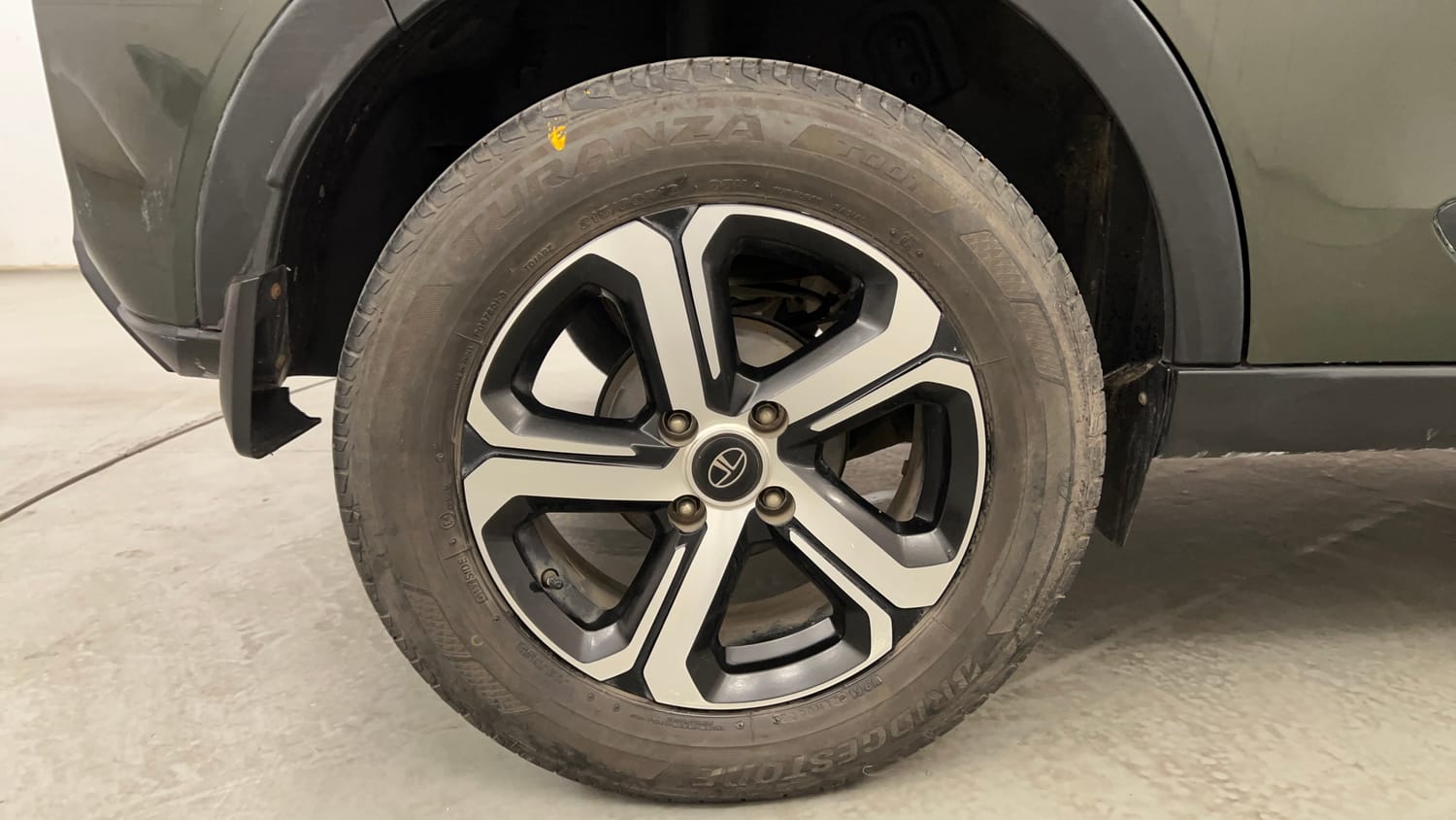 Used 2022 Tata Nexon XZA Plus (O) Diesel Diesel Automatic tyres RIGHT REAR TYRE RIM VIEW