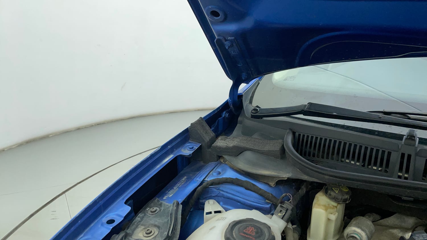 Used 2023 Volkswagen Virtus Topline 1.0 TSI MT Petrol Manual engine ENGINE RIGHT SIDE HINGE & APRON VIEW