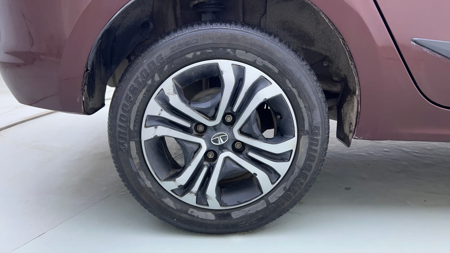 Used 2022 Tata Tigor XZ Plus CNG Cng Manual tyres RIGHT REAR TYRE RIM VIEW