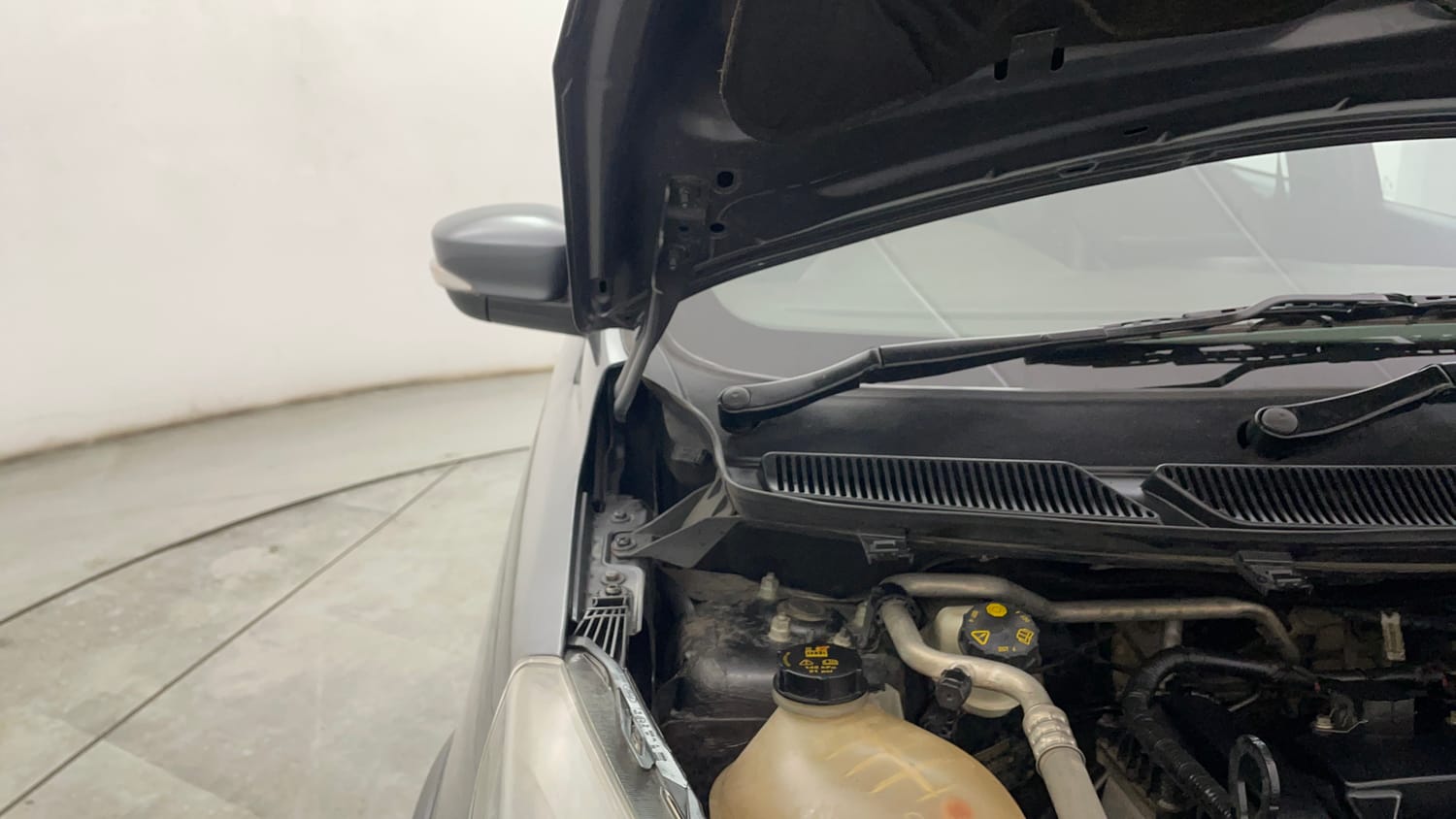 Used 2019 Ford Freestyle Titanium 1.2 Ti-VCT Petrol Manual engine ENGINE RIGHT SIDE HINGE & APRON VIEW