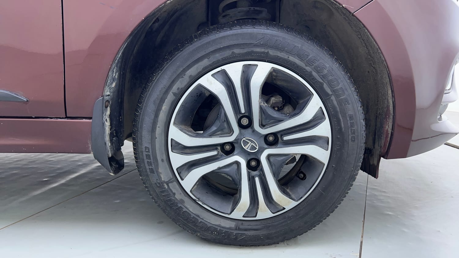 Used 2022 Tata Tigor XZ Plus CNG Cng Manual tyres RIGHT FRONT TYRE RIM VIEW