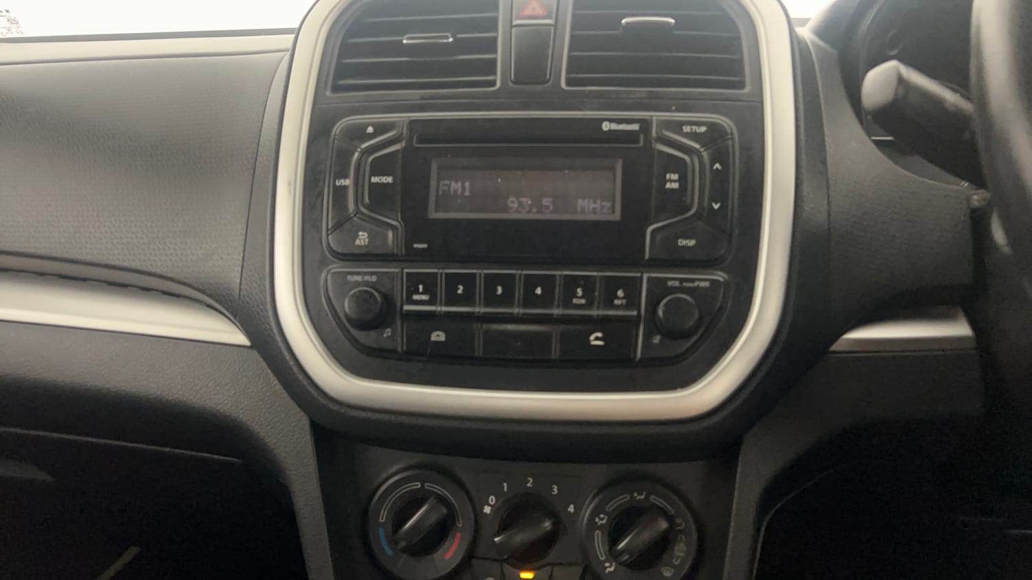 Used 2017 Maruti Suzuki Vitara Brezza LDi (O) Diesel Manual interior MUSIC SYSTEM & AC CONTROL VIEW