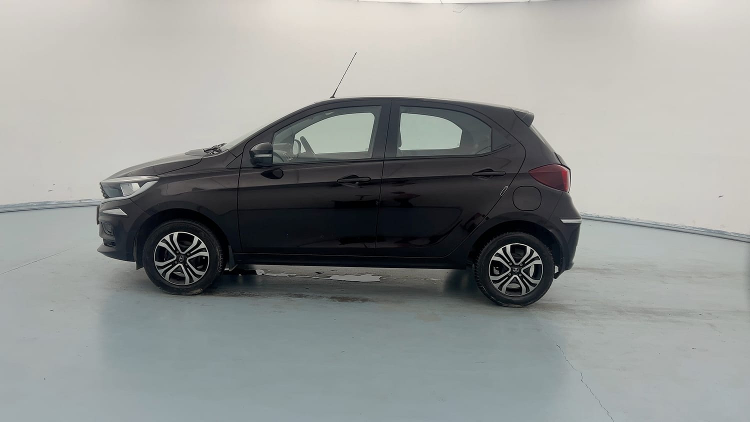 Used 2023 Tata Tiago XT Petrol Manual exterior LEFT SIDE VIEW